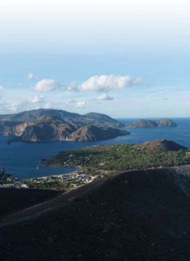 Между Сциллой и Харибдой