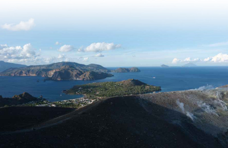 Между Сциллой и Харибдой