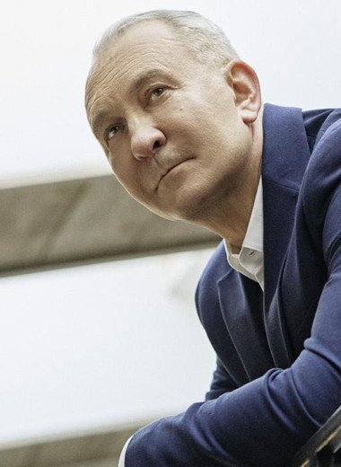 Это всё она