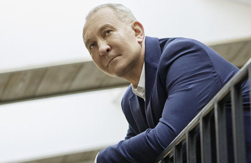 Это всё она