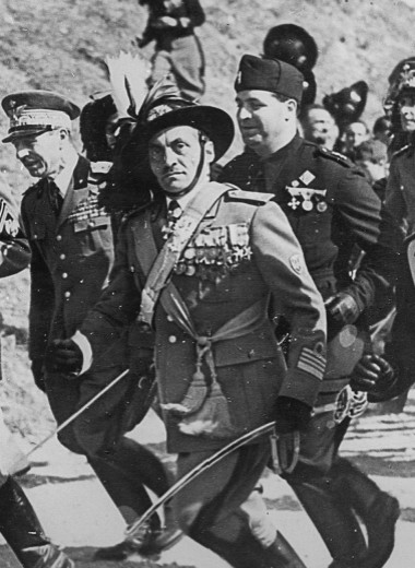 Бенито Муссолини во главе офицерского забега