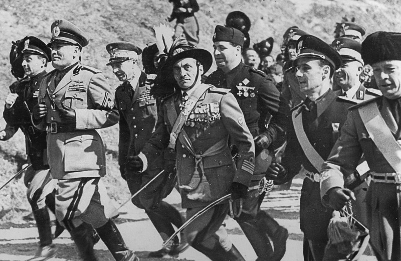 Бенито Муссолини во главе офицерского забега