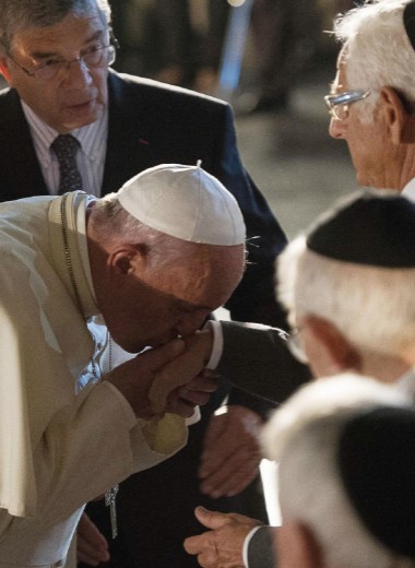Папа Франциск I целует руку пережившему холокост