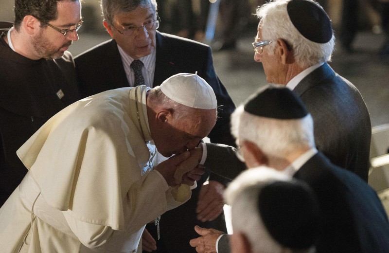 Папа Франциск I целует руку пережившему холокост