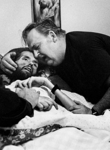Отец успокаивает своего сына, Дэвида Кирби, на смертном одре в Огайо