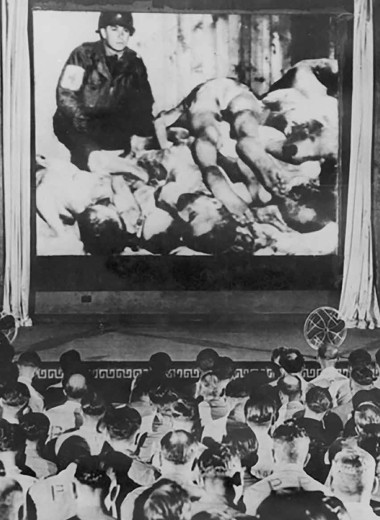 Немецкие военнопленные в кинозале госпиталя Холлоран