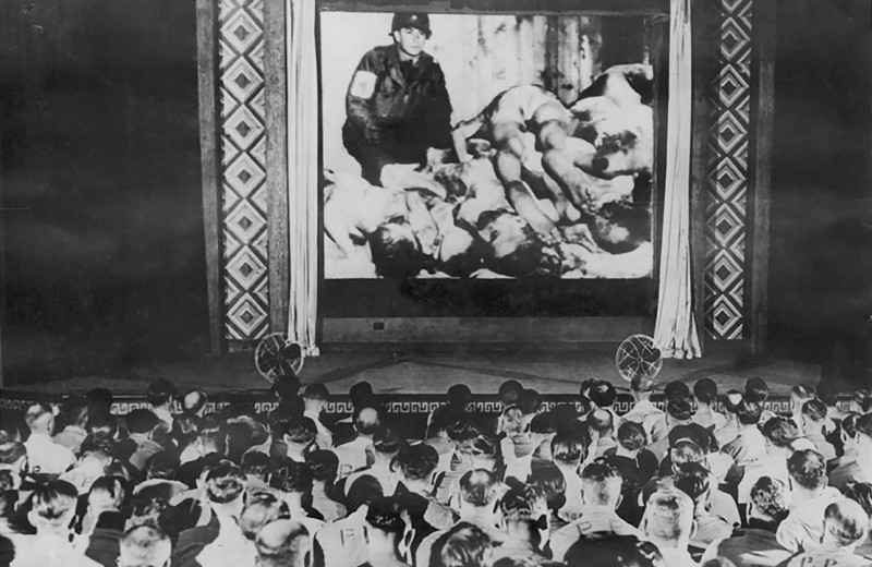 Немецкие военнопленные в кинозале госпиталя Холлоран