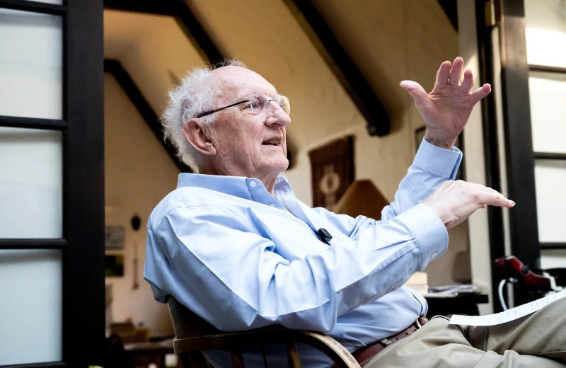 Атом на ладони