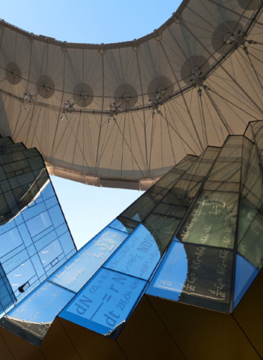 Москва без эмотека, но с архитектурными излишествами