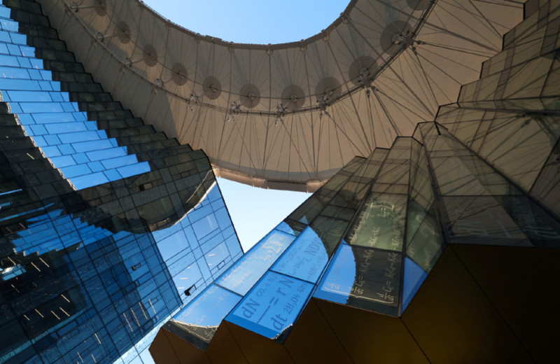 Москва без эмотека, но с архитектурными излишествами