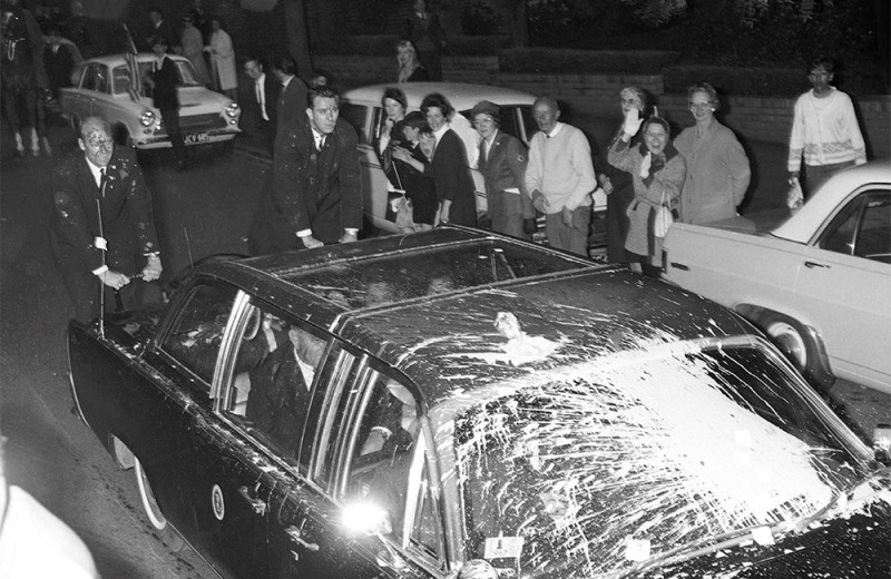 Лимузин президента США Линдона Джонсона во время протестов против войны во Вьетнаме