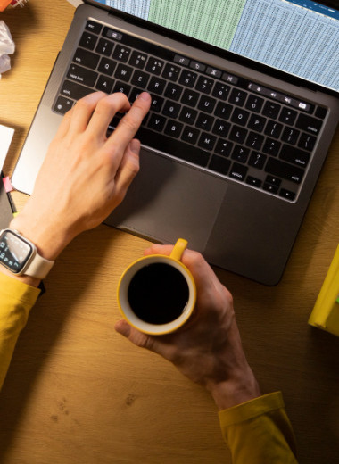 Опрос показал: ИИ делает работу быстрее, но ее становится больше