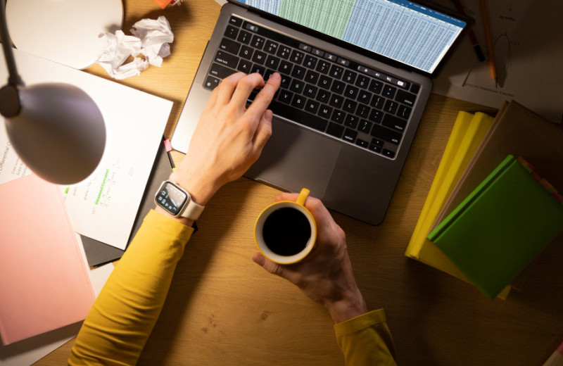 Опрос показал: ИИ делает работу быстрее, но ее становится больше