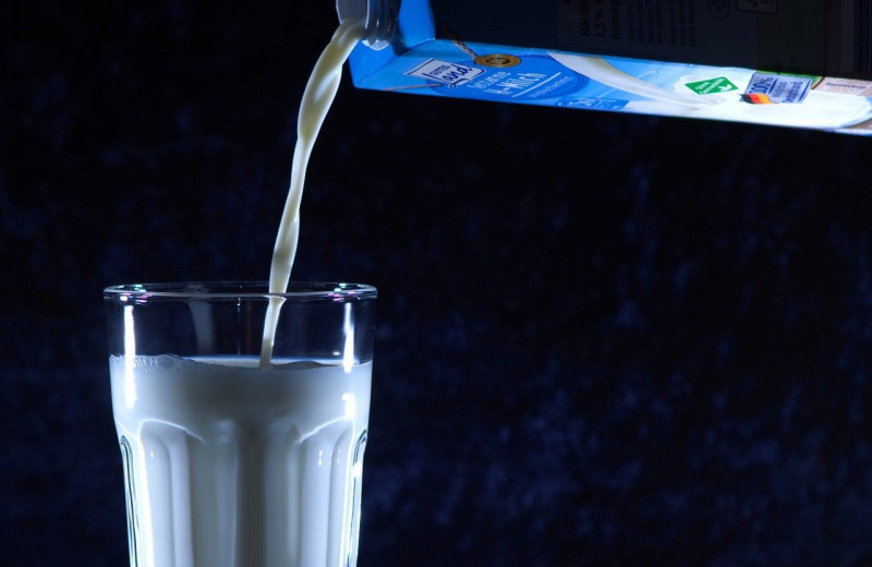 Пить молоко перед сном полезно. Теперь это научный факт