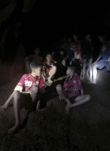 В Таиланде спасают школьников, застрявших в пещере на 10 дней