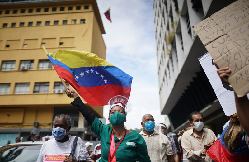 «Экономическая бойня»: как Венесуэла десятилетиями переживает кризис из-за санкций