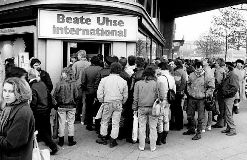 История одной фотографии: первый секс-шоп в ГДР, 1989
