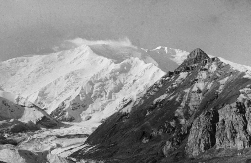 Дойти до вершины: как первая советская альпинистка Эльвира Шатаева отстояла право покорять горы без мужчин