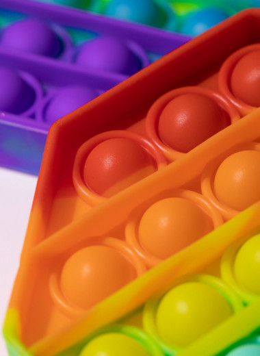 «Поп-ит» и «симпл-димпл»: что это и откуда взялось?