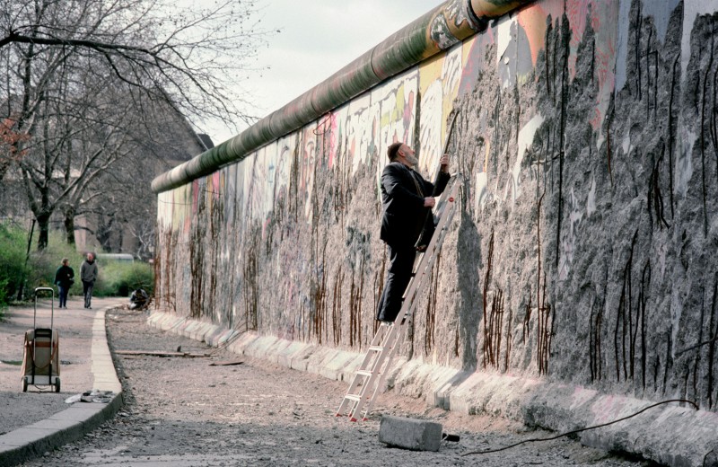 Человек, продавший Берлинскую стену: как немецкий предприниматель построил бизнес на обломках «Железного занавеса»