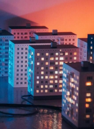 Панельного неба скульптура: Никита Анохин делает ночники в виде советских домов, а их покупают в России и за рубежом