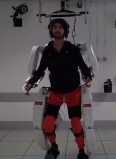Экзоскелет вернул способность ходить парализованному человеку: видео