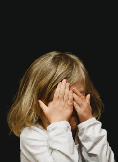 Стресс в детстве «ломает» больше генов в мозге, чем удар по голове