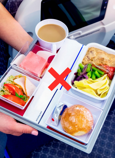 Ловушки бортового питания: от какой еды и напитков стюардессы отказываются в полете