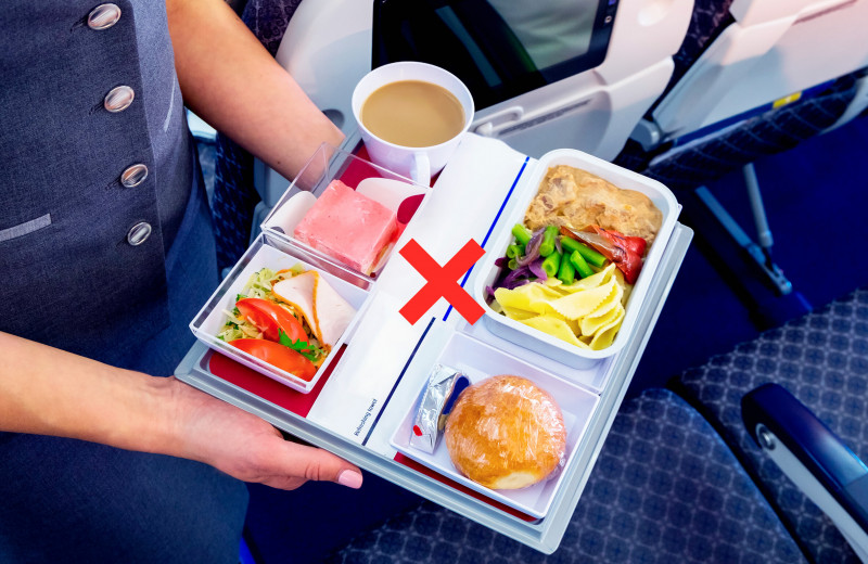 Ловушки бортового питания: от какой еды и напитков стюардессы отказываются в полете