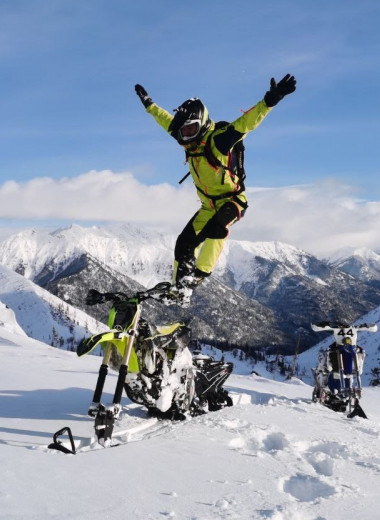 Между мотоциклом и горным снегоходом: что такое сноубайк по-русски
