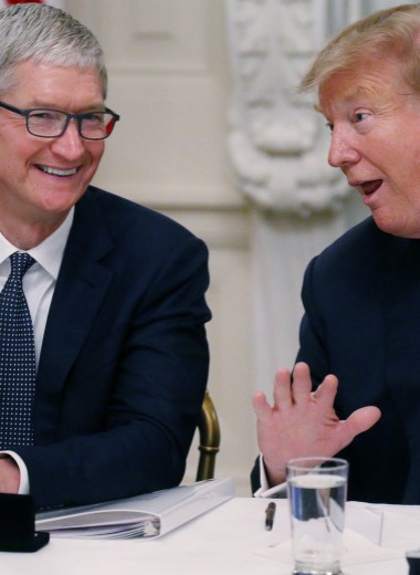 Единственный топ-менеджер, который звонит Трампу: как глава Apple Тим Кук влияет на президента США