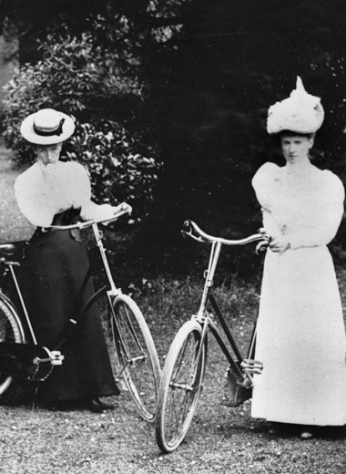 Как велосипед помогал избавляться от корсетов и бороться за права женщин
