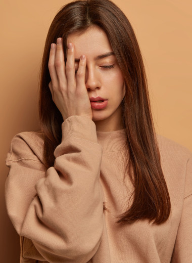 Это неловкое чувство: почему нам бывает стыдно за других и как избавиться от этих ощущений