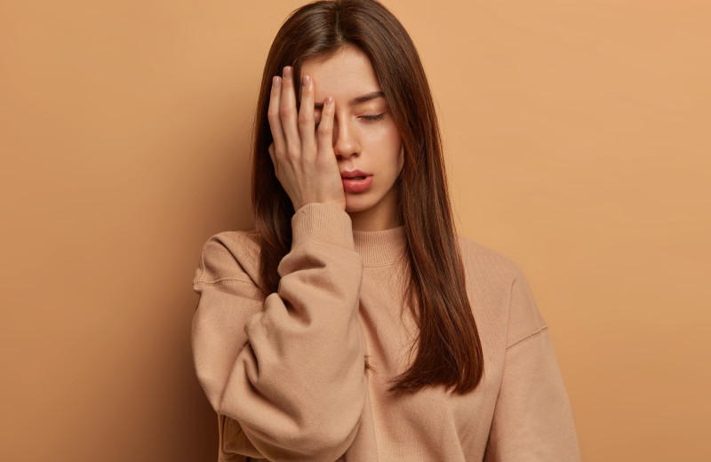 Это неловкое чувство: почему нам бывает стыдно за других и как избавиться от этих ощущений