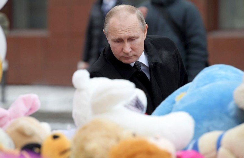 «Это ведь не боевые действия». Путин прилетел в Кемерово на место трагедии