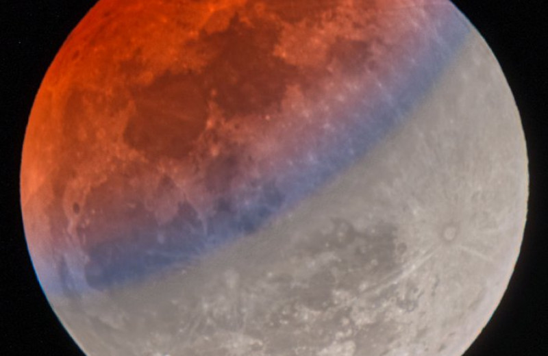 Полосатая «Кровавая Луна»: самое необычное фото затмения