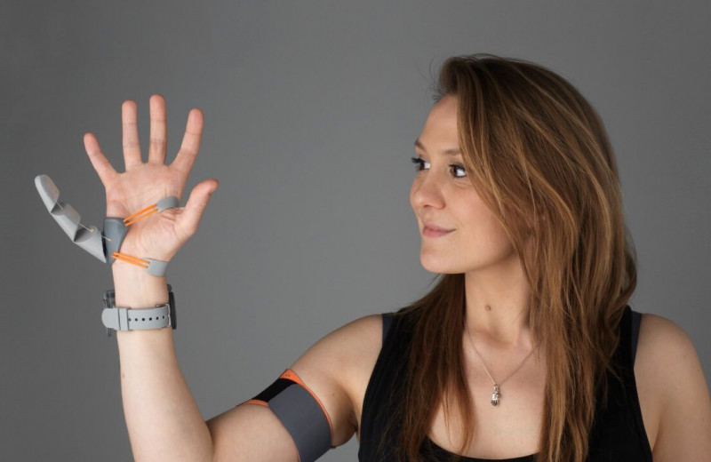 Как дополнительный палец на руке изменяет наш мозг: будущее аугментаций