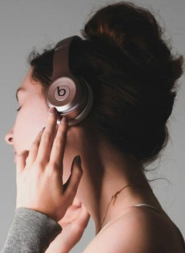 Секреты нашего мозга: почему мы неосознанно притоптываем в такт музыке