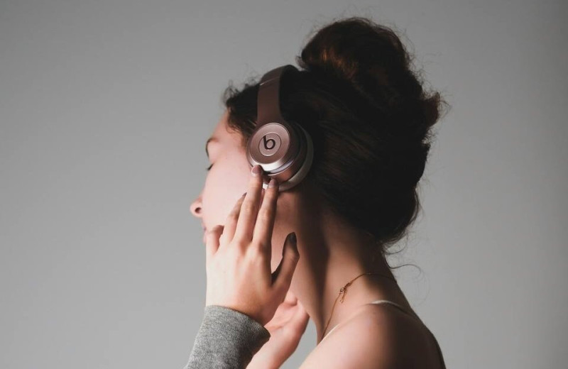 Секреты нашего мозга: почему мы неосознанно притоптываем в такт музыке