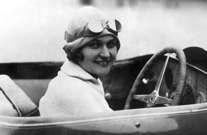 Как Элишка Юнкова стала гонщицей во времена, когда женщины в тайне учились водить