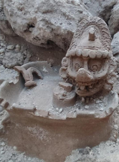 Закрыли урну головой бога: посмотрите на скульптуру К'Авиила, это первая подобная находка в Мексике