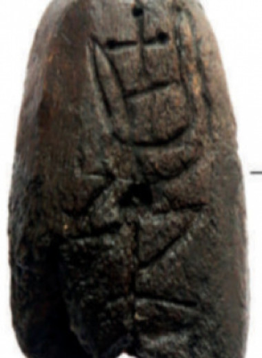 Археологи нашли в Пскове артефакт из лосиного рога со знаками Рюриковичей