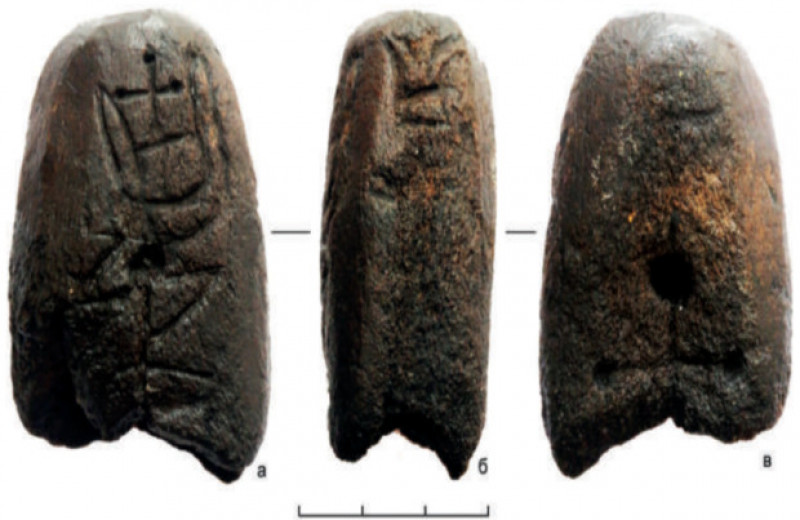 Археологи нашли в Пскове артефакт из лосиного рога со знаками Рюриковичей