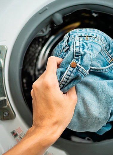 Борьба за чистоту: как отстирать джинсы от трудных пятен
