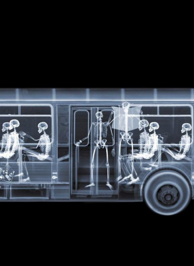 Рентгеновские снимки Ника Визи: автобусы и трактора в рентгене