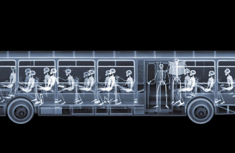 Рентгеновские снимки Ника Визи: автобусы и трактора в рентгене