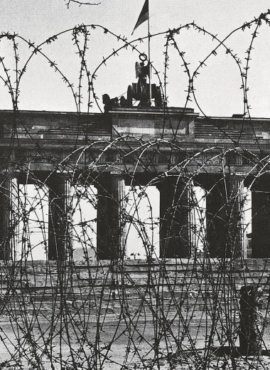 Ровно 30 лет назад пала Берлинская стена — символ и линия фронта холодной войны: вспоминаем ее историю
