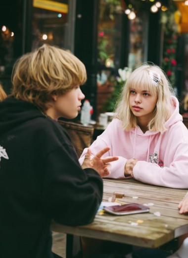 Кто такие фудкортницы: объясняем новое зумерское явление, которое не дает покоя пользователям соцсетей