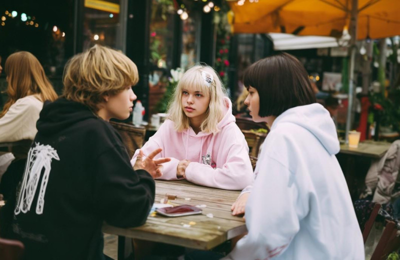 Кто такие фудкортницы: объясняем новое зумерское явление, которое не дает покоя пользователям соцсетей