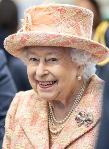 Красота по-королевски: как, несмотря на бум пластики, Елизавета II научилась принимать свою внешность